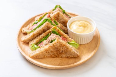 Ev yapımı ton balıklı sandviç 