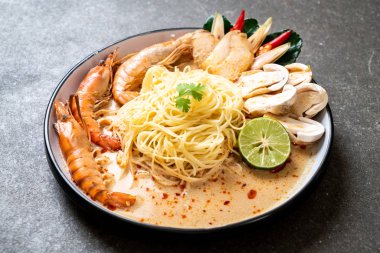 Baharatlı karides spagetti makarna (Tom Yum Goong)