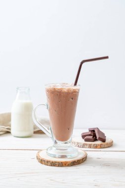 Buzlu çikolata milkshake içecek