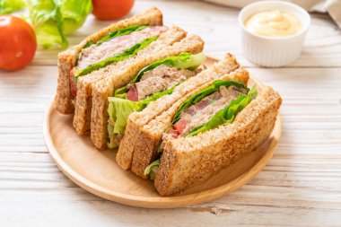 Ev yapımı ton balıklı sandviç 