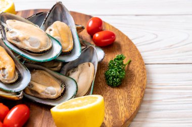 Ahşap tahta üzerinde taze midye