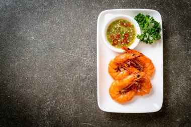 Baharatlı deniz ürünleri soslu tuzlu karides veya karides.