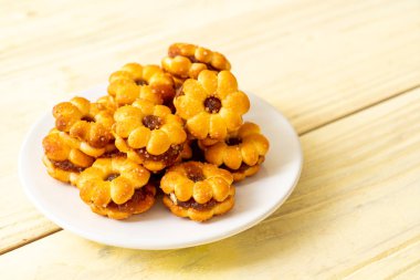 ananas reçeli ile çiçek bisküvi