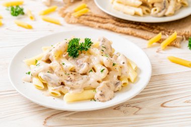 Makarna, mantarlı krema sosu.