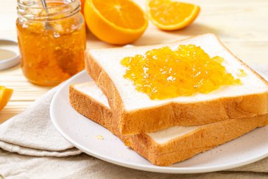 Portakal reçelli ekmek dilimleri 