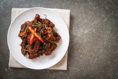 Kızarmış yayın balığını acı biberle karıştır