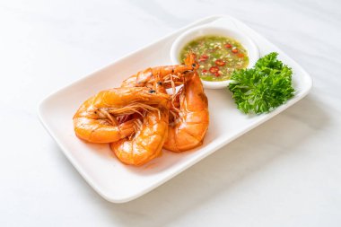 Baharatlı deniz ürünleri soslu tuzlu karides veya karides.