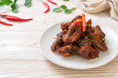 Kızarmış yayın balığını acı biberle karıştır