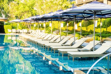 Şemsiye ve havuz yatağı otelin havuzunda.