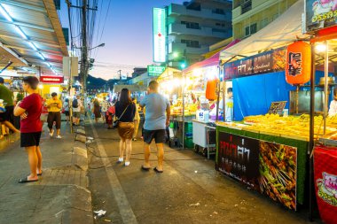 Hua Hin, Tayland - 17 Aralık 2019: Meşhur gece marketi sokağı