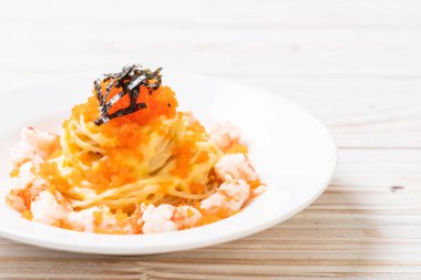 karidesler ve karides yumurtası ile spagetti kremsi
