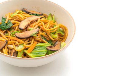Yakisoba eriştesi sebzeyle kızartılmış - vejetaryen ve vejetaryen