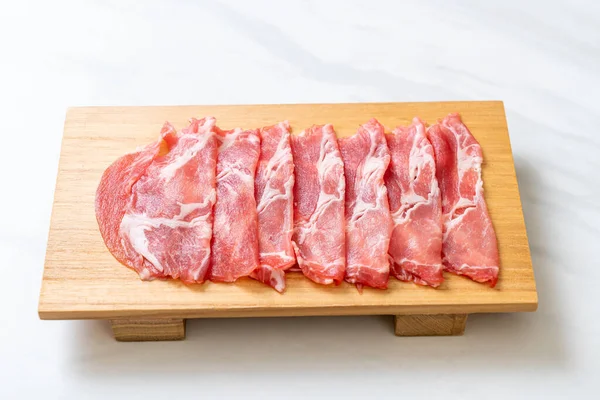 Colletto affettato carne di maiale cruda — Foto Stock