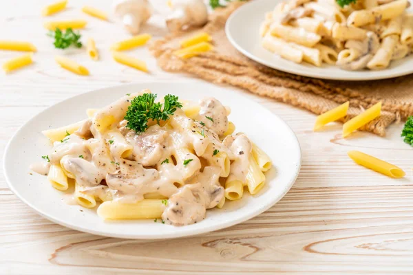 Penne pasta carbonara salsa de crema con champiñones — Foto de Stock