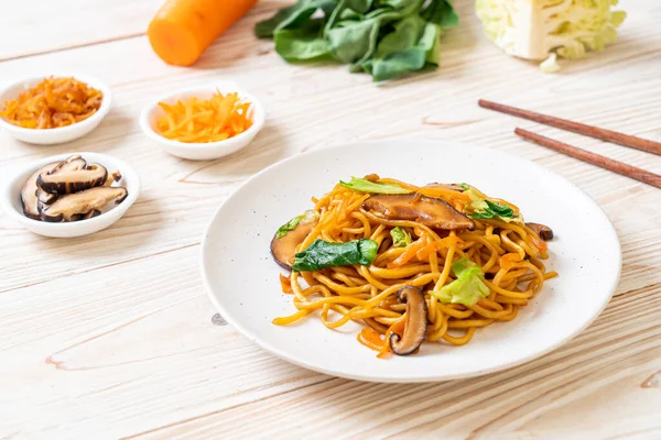 Yakisoba noodles stir-fried with vegetable in asian style - vega — 스톡 사진