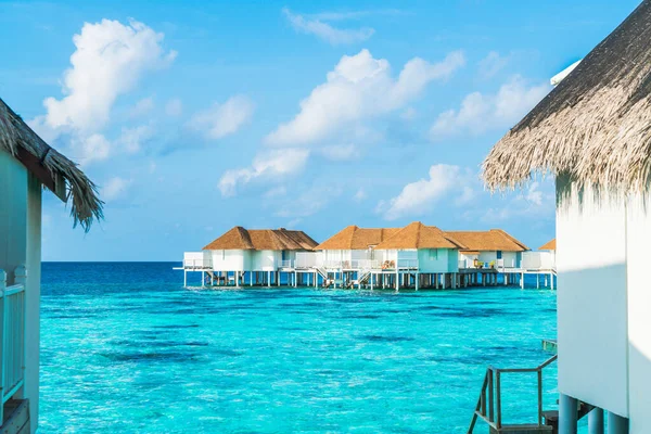 Tropical Maldivas resort hotel e isla con playa y mar para — Foto de Stock