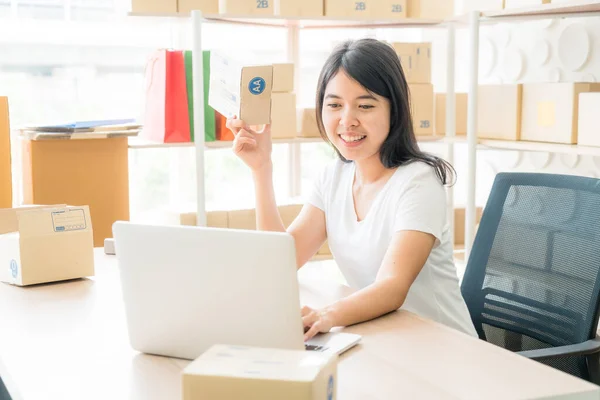 Asian woman enjoy herself while using internet on laptop and pho — Stock Photo, Image