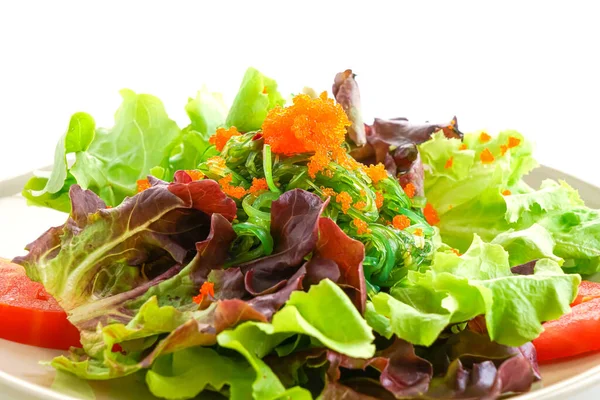 Salada de legumes com algas japonesas e ovos de camarão em b branco — Fotografia de Stock