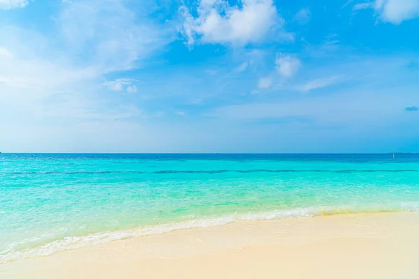 Hermoso mar de playa tropical y cielo azul para el fondo —  Fotos de Stock