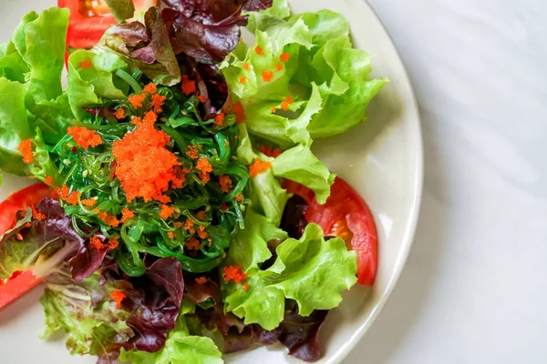 Vegetable salad with Japanese seaweed and shrimp eggs — Φωτογραφία Αρχείου