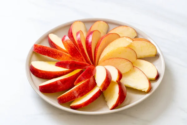 Свежий яблочный ломтик на тарелке — стоковое фото