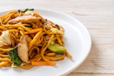 Yakisoba eriştesi sebzeyle kızartılmış vejetaryen ve vejetaryen yemeği.