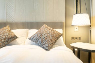 Beyaz yastıklar yatak odasının iç tarafında.