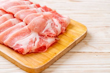 Dilimlenmiş taze domuz filetosu.