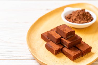 Kakao tozlu taze ve yumuşak çikolata.