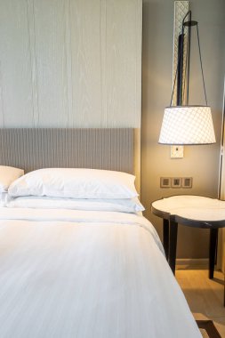 Beyaz yastıklar yatak odasının iç tarafında.