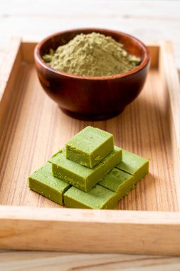 Taze ve yumuşak kibrit, yeşil çay tozlu yeşil çikolata.