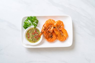 fırında tuzlanmış karides ya da deniz ürünleri soslu karides - deniz ürünleri tarzı.