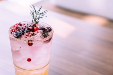 Kafe restoranında şeftali ve çilekli soda bardağı