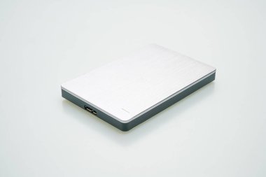 Beyaz arka plan üzerinde izole harici sabit disk