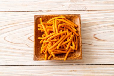 Bardakta sarımsaklı bisküvi çubuğu