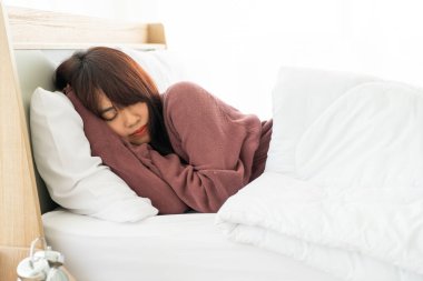 Güzel Asyalı kadın, sabahları yatakta uyuyor.