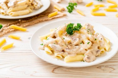 İtalyan usulü mantarlı makarna ve krema sosu.