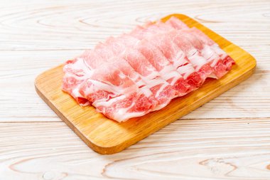 Dilimlenmiş taze domuz filetosu.