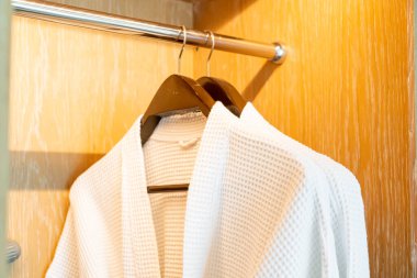 Beyaz bir bornoz asılı.