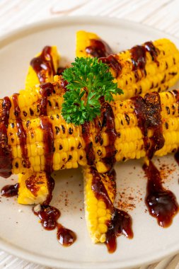 Izgara ve barbekü mısır ve bbq sosu.
