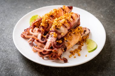 Sarımsaklı kızarmış kalamar - deniz ürünleri tarzı.