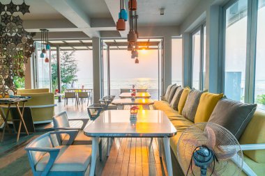 Kafe restoranında boş sandalye ve masa.