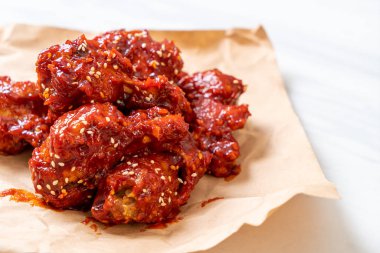 Kore usulü soslu kızarmış tavuk.