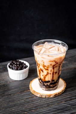 Tahta masada köpüklü Tayvan sütü çayı