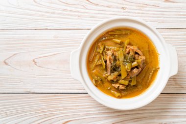 Sabah ihtişamıyla Tayland usulü domuz eti.