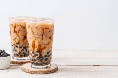 Tahta masada köpüklü Tayvan sütü çayı