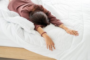 Güzel Asyalı kadınlar sabahları yatakta uyur.