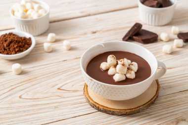 Bardakta kremalı sıcak çikolata.