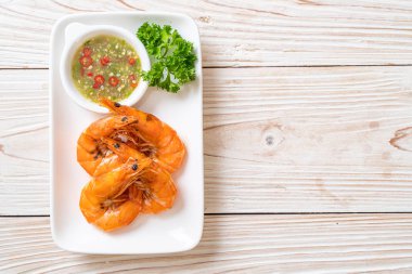 fırında tuzlanmış karides ya da deniz ürünleri soslu karides - deniz ürünleri tarzı.