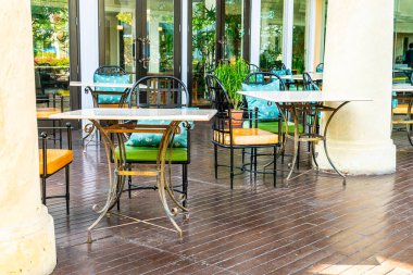 Kafe restoranında boş yemek masası.